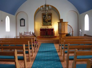 vallaneskirkja innan