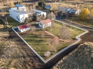 Eiðakirkja og umhverfi hennar úr lofti 2019. Mynd: ÞP.